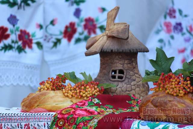 У Кропивницькому відтворили старовинний весільний обряд (ФОТО)